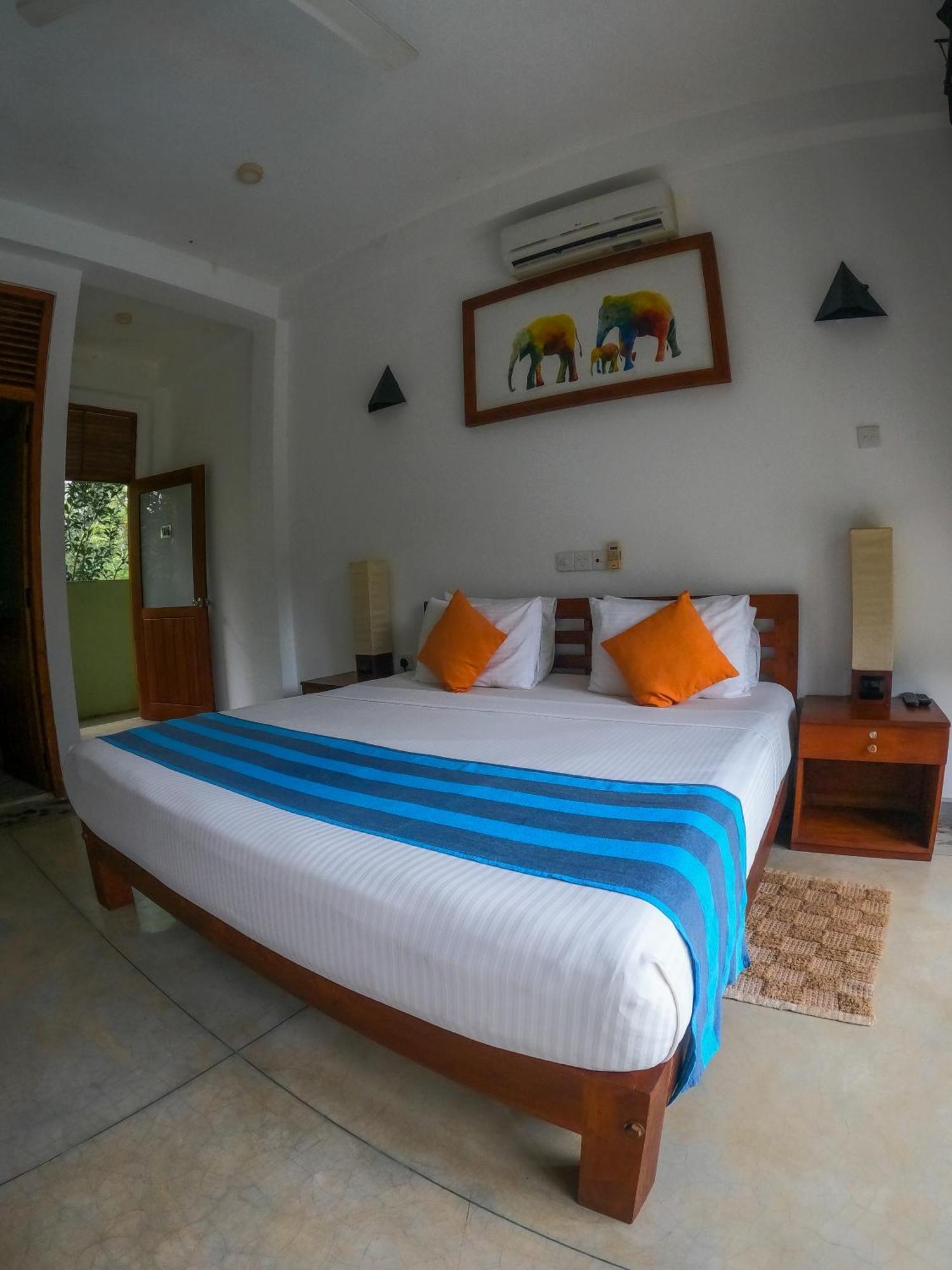 Hotel Athgira Udawalawe Buitenkant foto