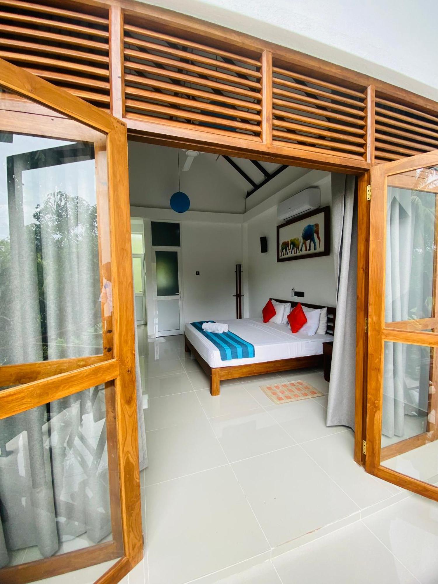 Hotel Athgira Udawalawe Buitenkant foto