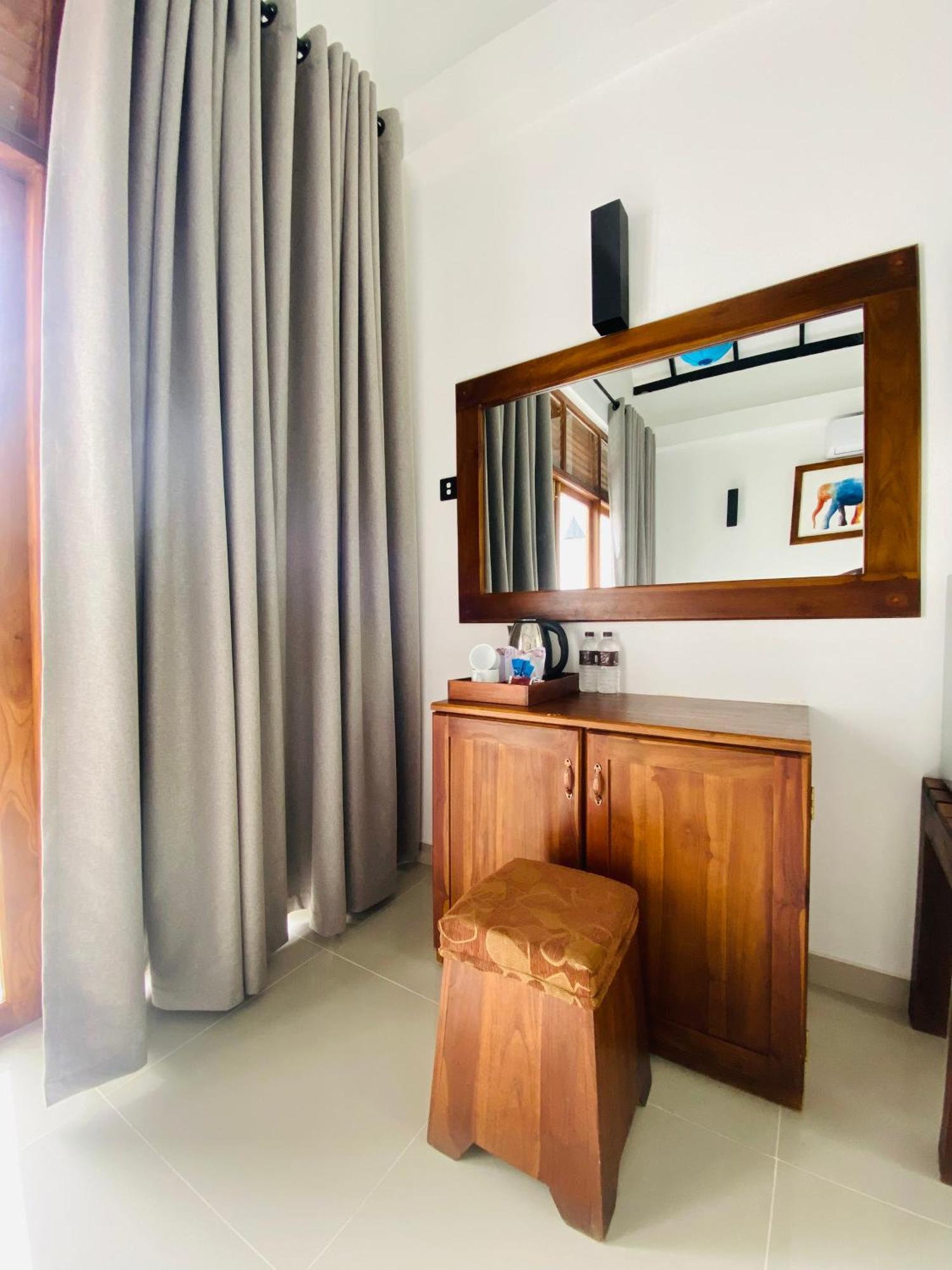 Hotel Athgira Udawalawe Buitenkant foto